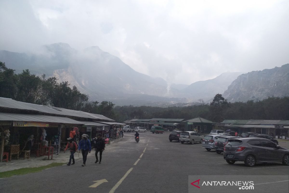 Gunung Papandayan kembali buka di tengah PPKM Level 3