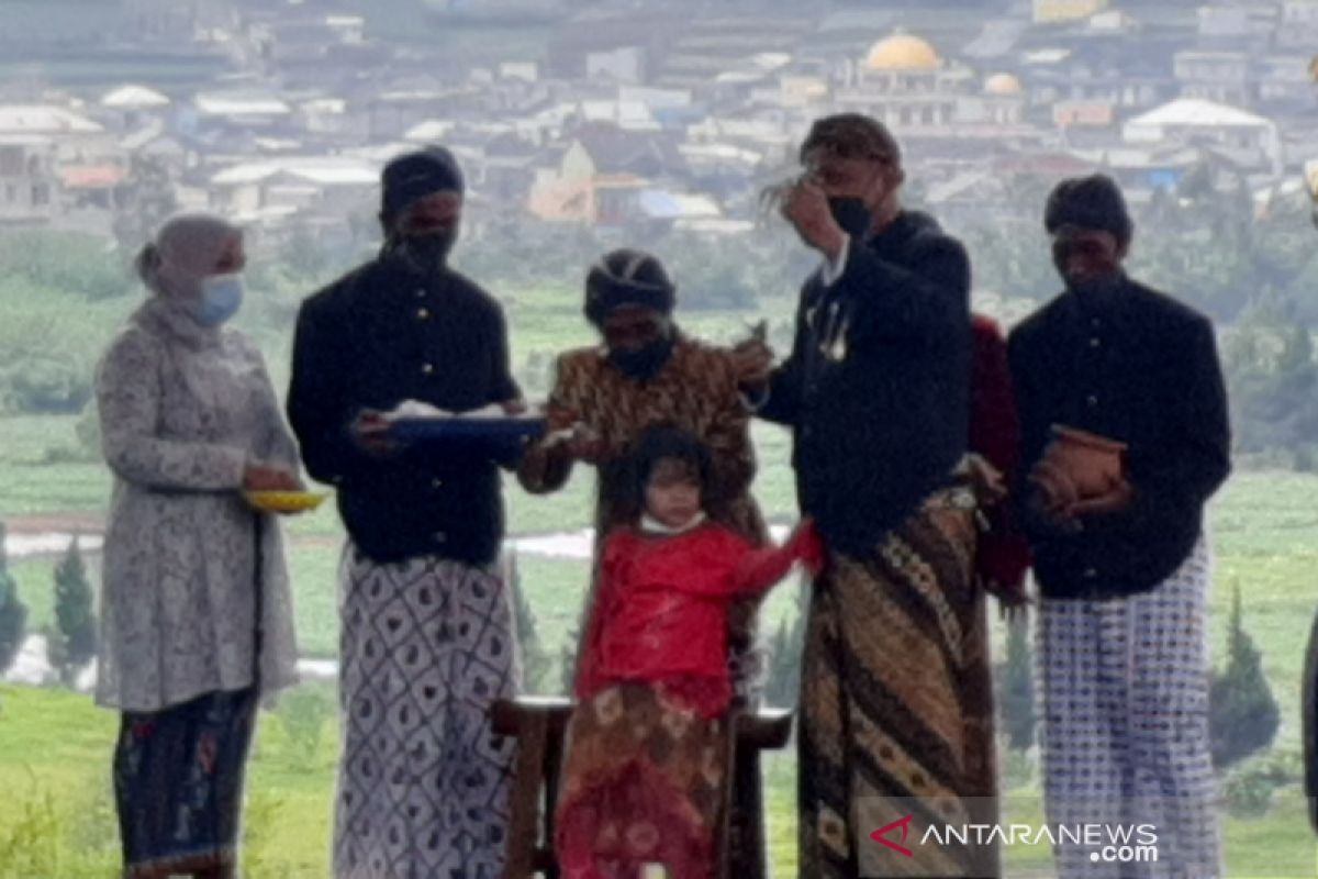 Lima bocah berambut gimbal diruwat pada Dieng Culture Festival