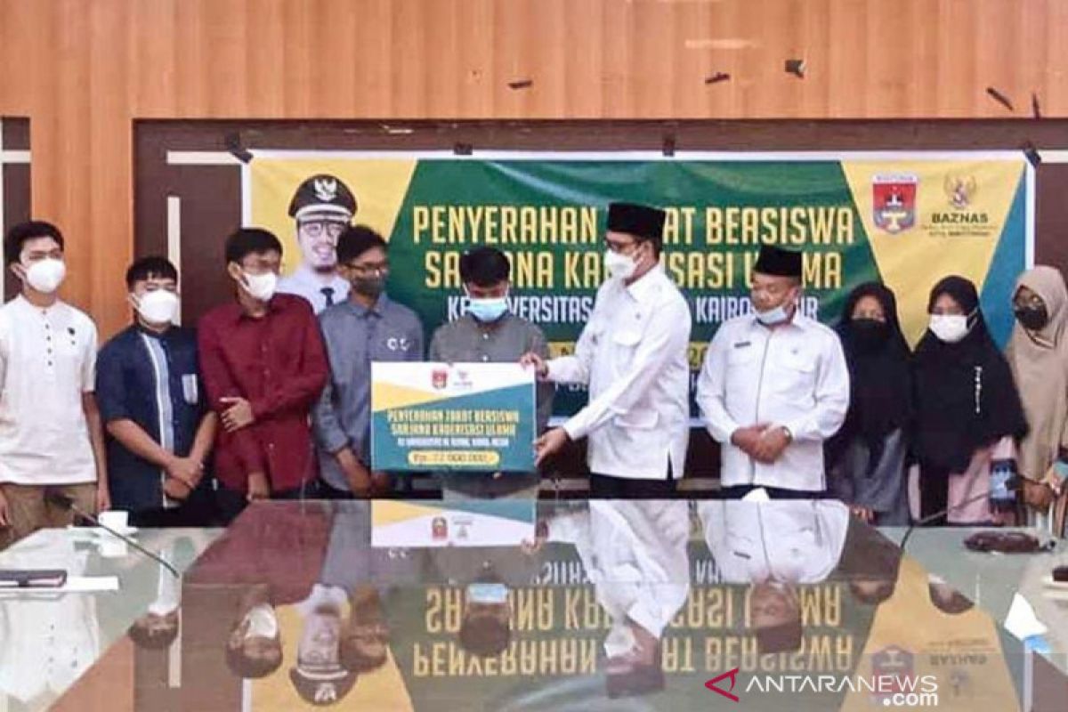 Wako Bukittinggi serahkan Beasiswa Kaderisasi Ulama