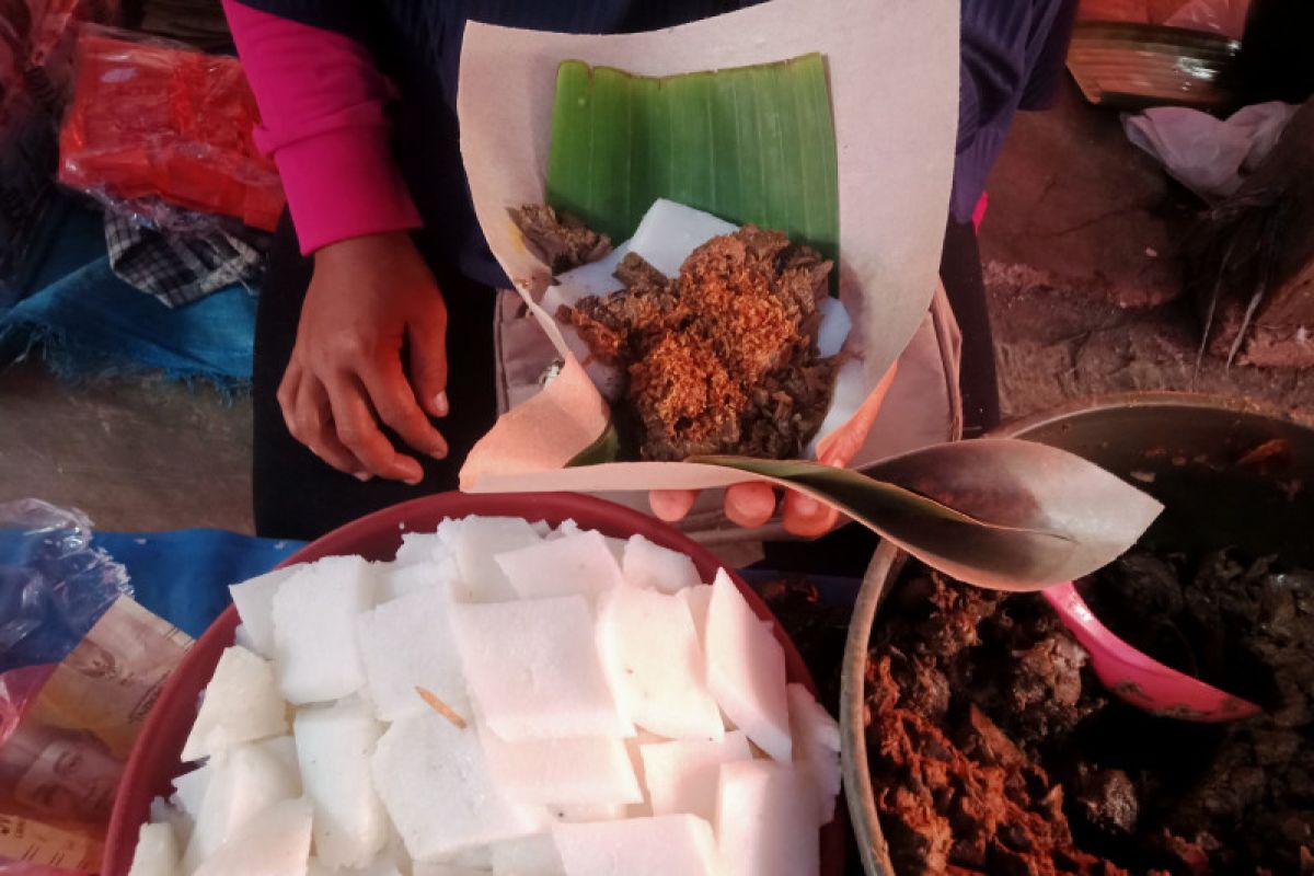 Ada lontong kering tanpa kuah khas Bonjol Pasaman, harganya cuma Rp5.000/porsi