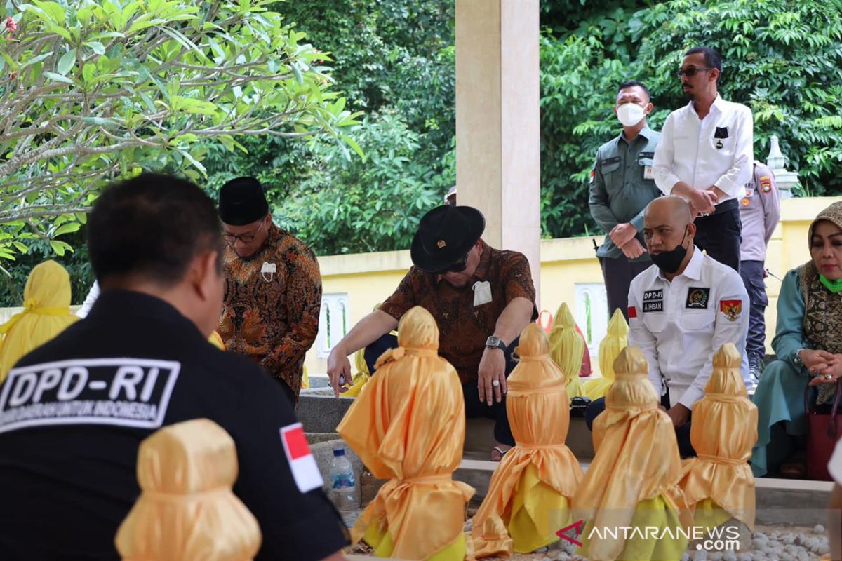 LaNyalla ingatkan jasa pejuang saat ziarah ke pusara pendiri Batam