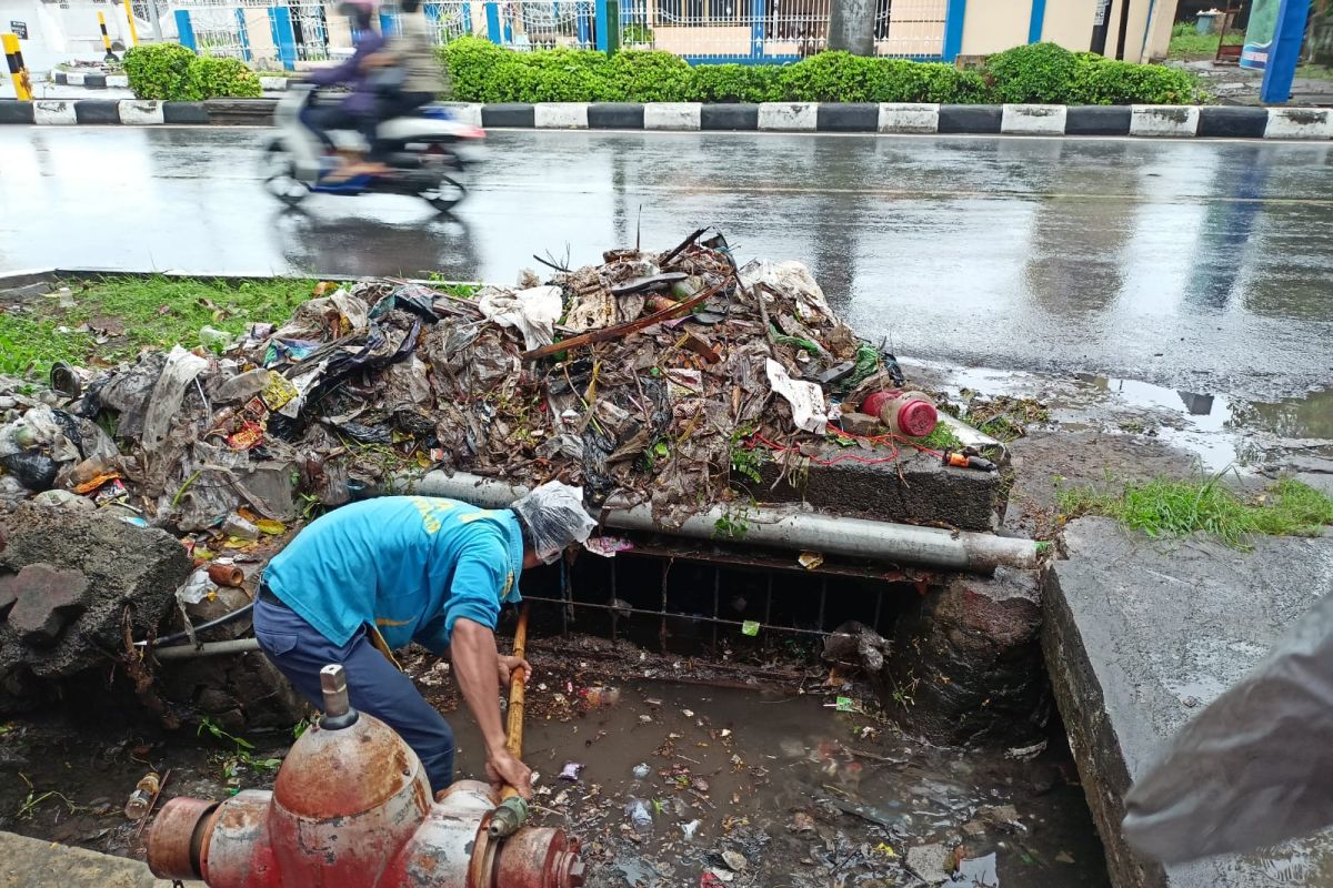 Titik baru genangan di Kota Mataram muncul akibat hujan deras