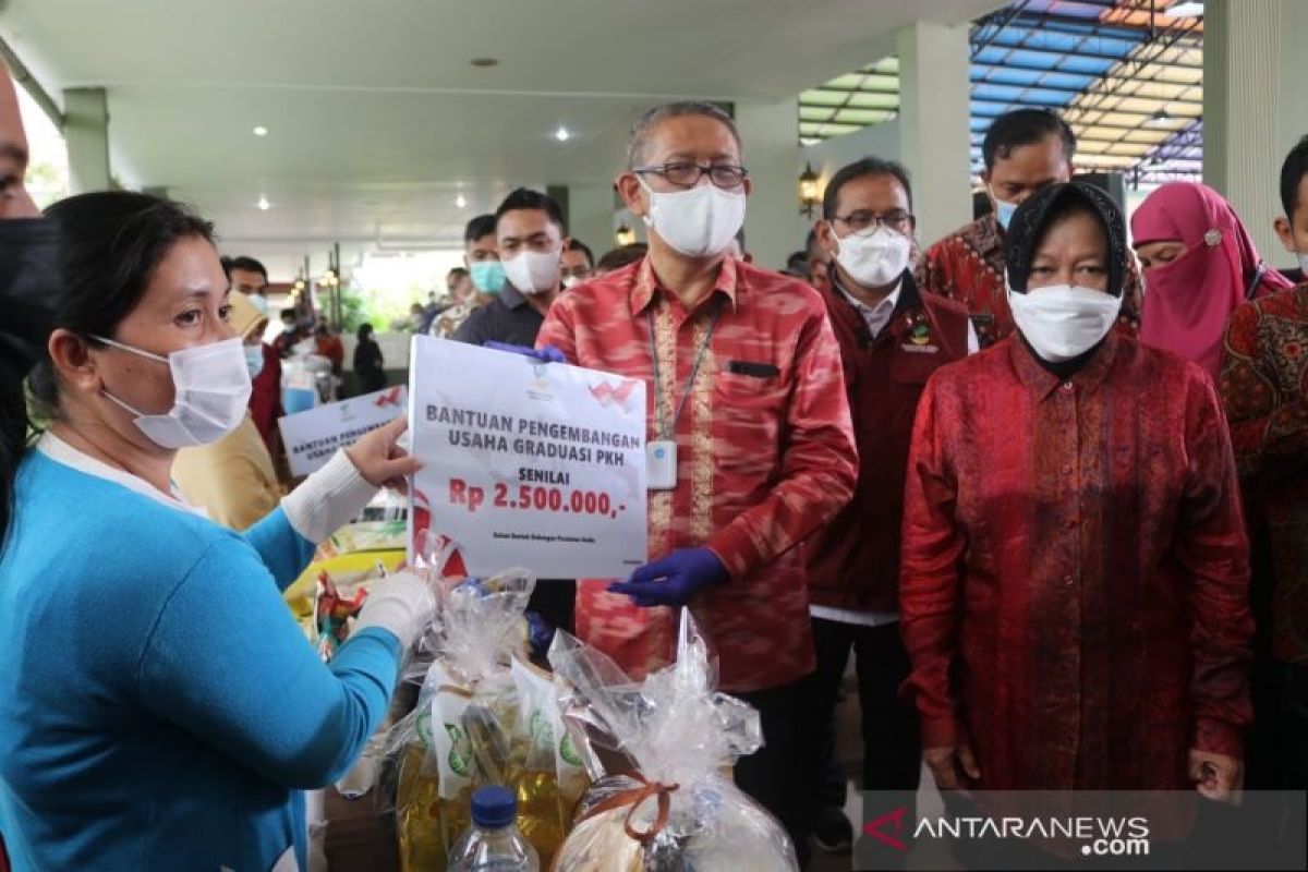 Menteri Sosial Rismaharini dorong agar Himbara percepat penyaluran Bansos