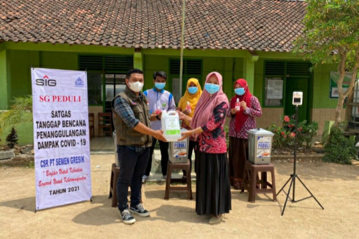 Semen Gresik salurkan perlengkapan prokes ke sekolah