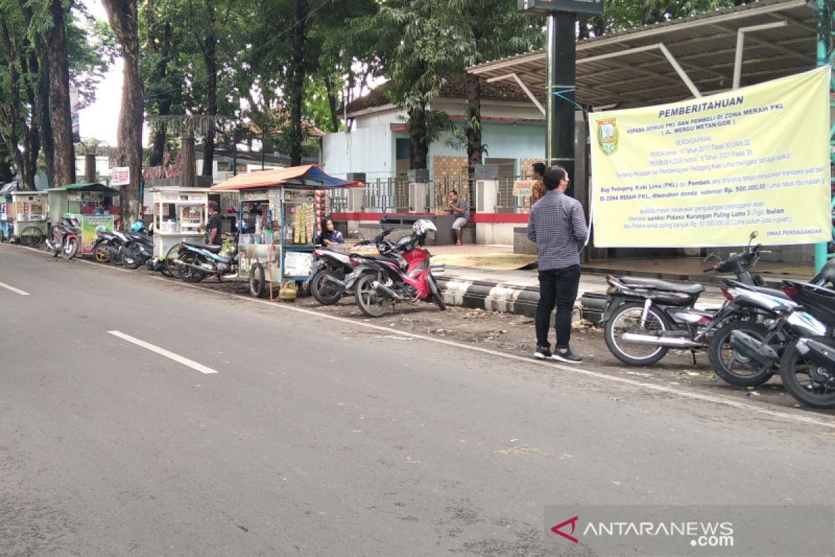 Membeli di zona larangan PKL, warga Kudus bakal didenda Rp500.000