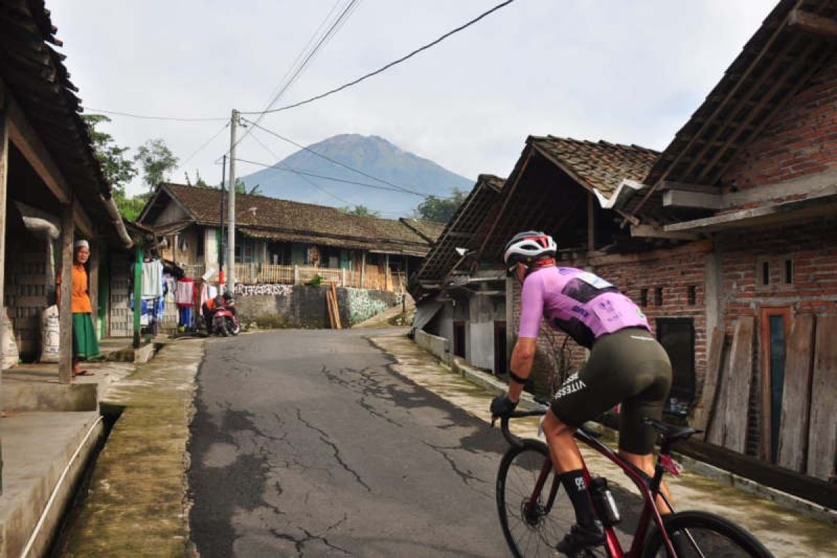 Seri 2 Tour de Borobudur tempuh rute Borobudur-Nepal Van  Java