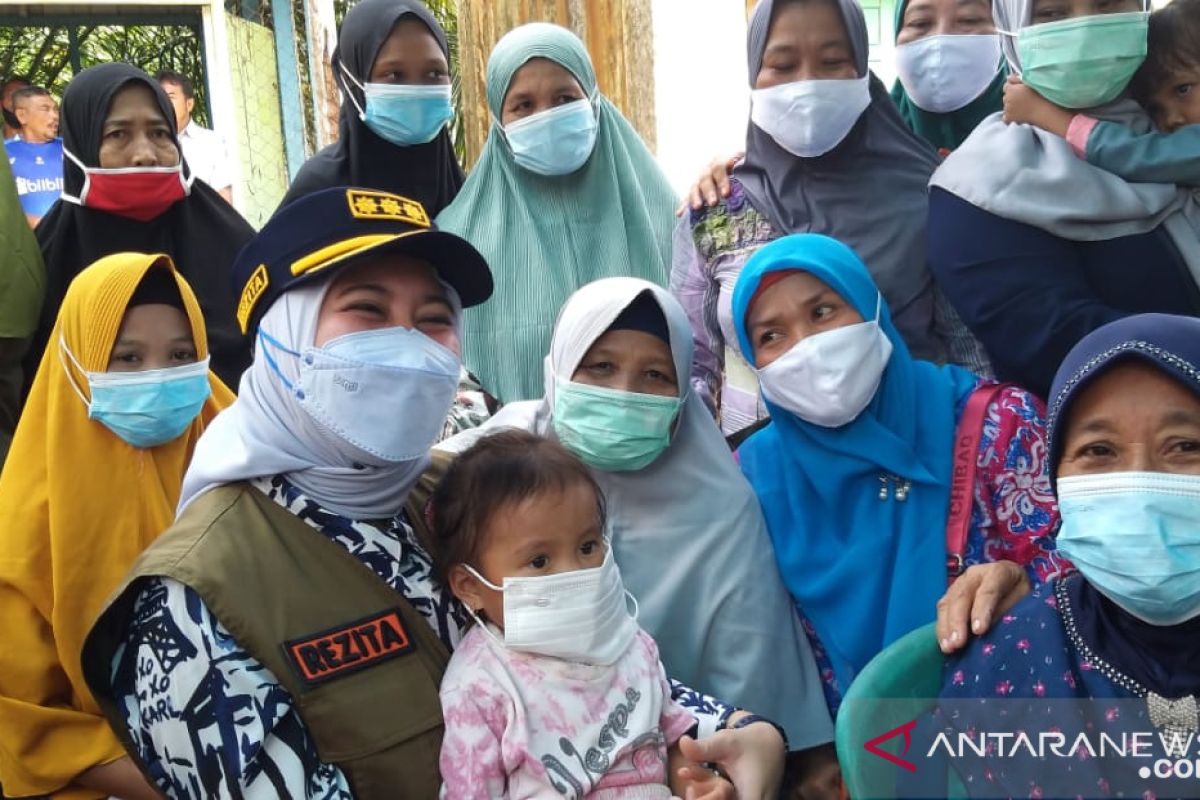 Bupati Inhu sempat gendong balita saat kunjungi korban banjir