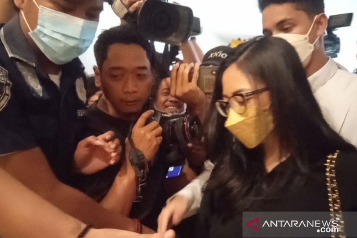 Rachel Vennya penuhi panggilan polisi sebagai tersangka melarikan diri dari karantina