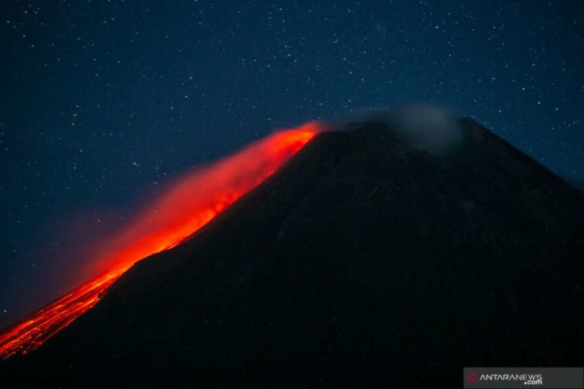 Gunung Merapi luncurkan guguran lava pijar tujuh kali