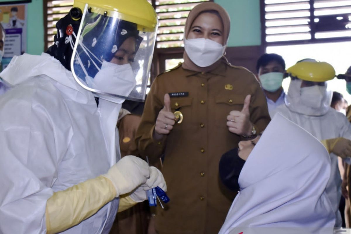 Bupati Rezita Meylani Yopi  tinjau pembelajaran tatap muka