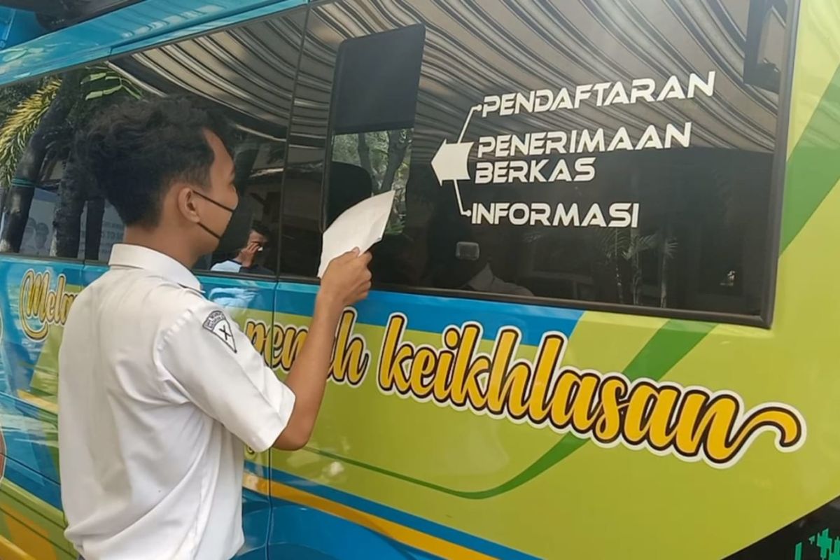 Dukcapil Mataram memberikan layanan rekam cetak KTP dan KIA di sekolah