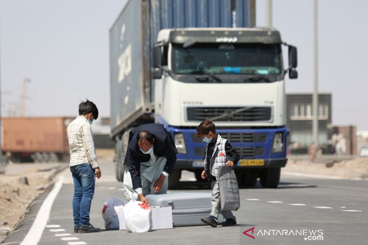 Setiap hari ribuan warga Afghanistan menyeberang ke Iran