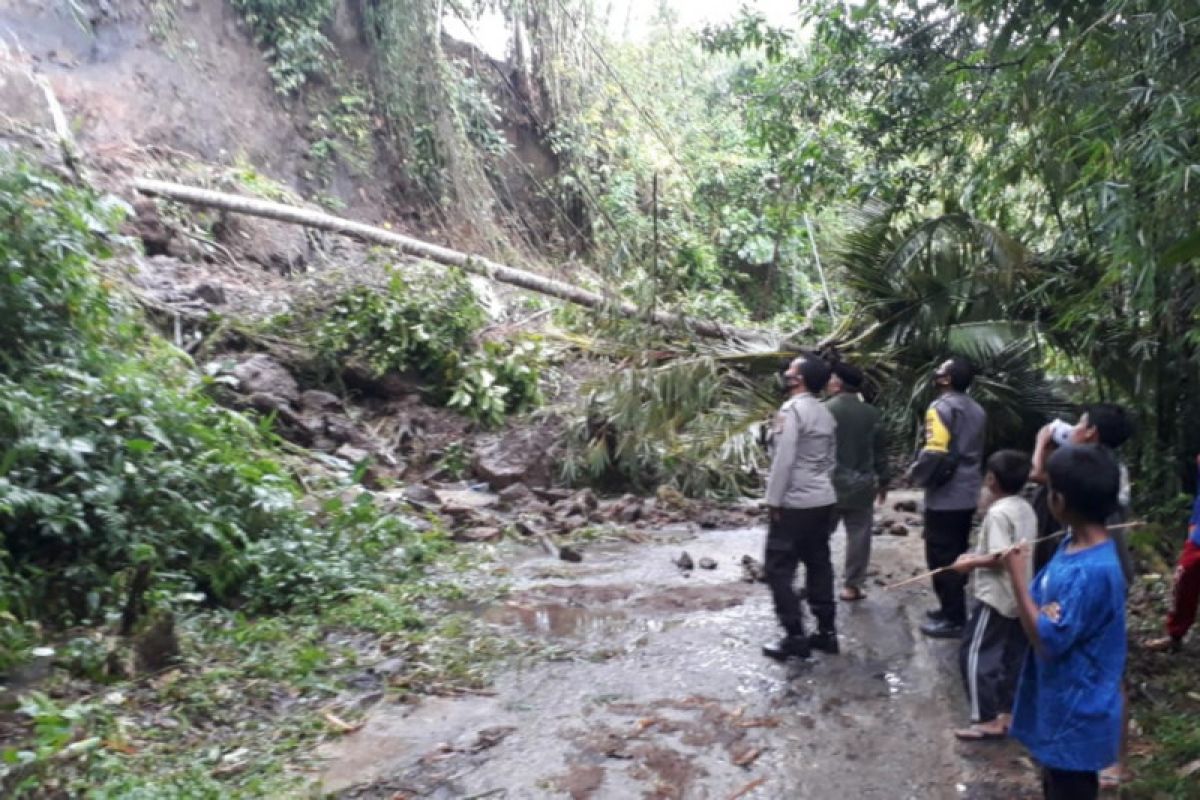 Longsor landa Desa Aik Darek Lombok Tengah