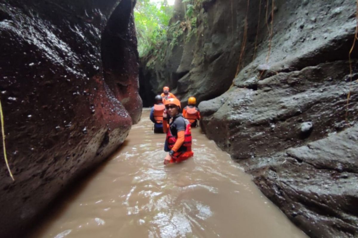 Warga Suralaga hanyut saat mancing di sungai, satu masih pencarian