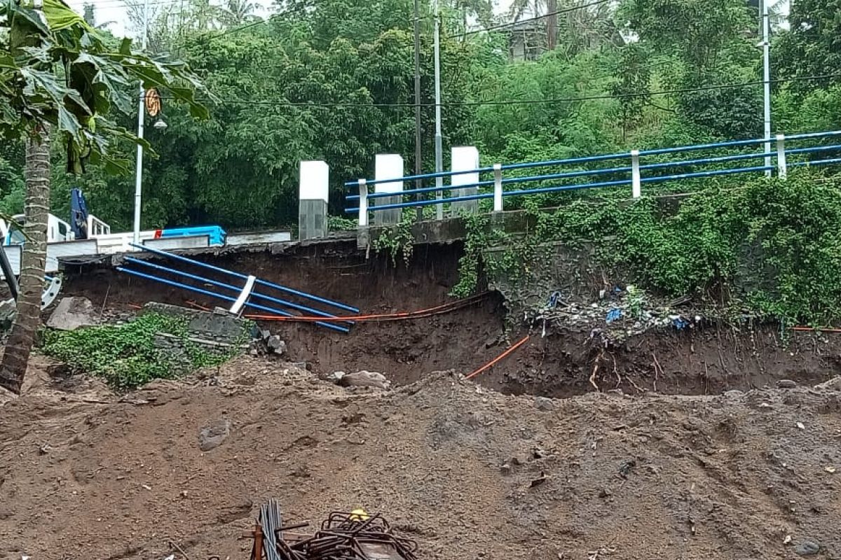 Jelang WSBK, jalan kawasan wisata Senggigi "wajah NTB" kembali amblas