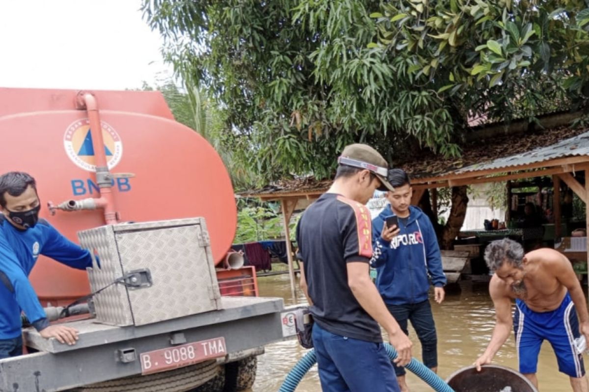 Luapan Sungai Batang Gansal masuk pemukiman warga