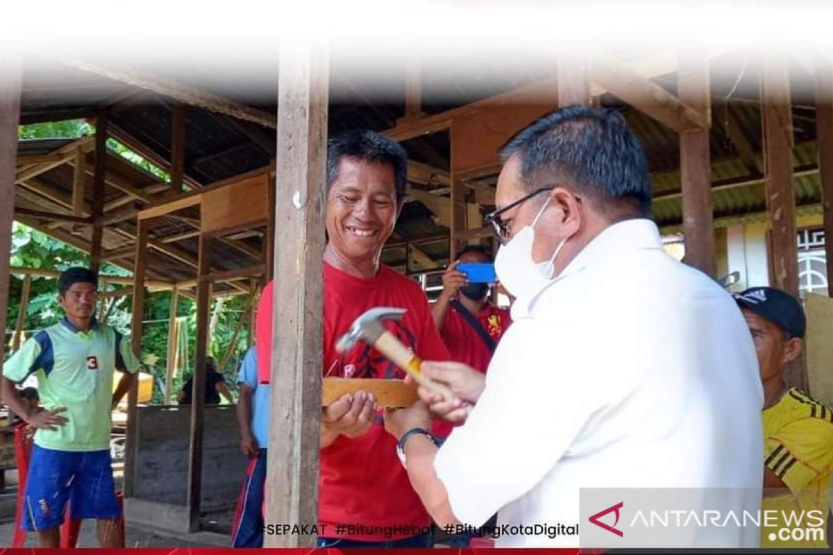 Wali Kota Bitung serahkan bantuan rumah diakonia