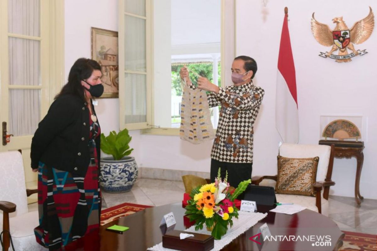 Presiden Joko Widodo beri hadiah noken Papua kepada Menlu Selandia Baru