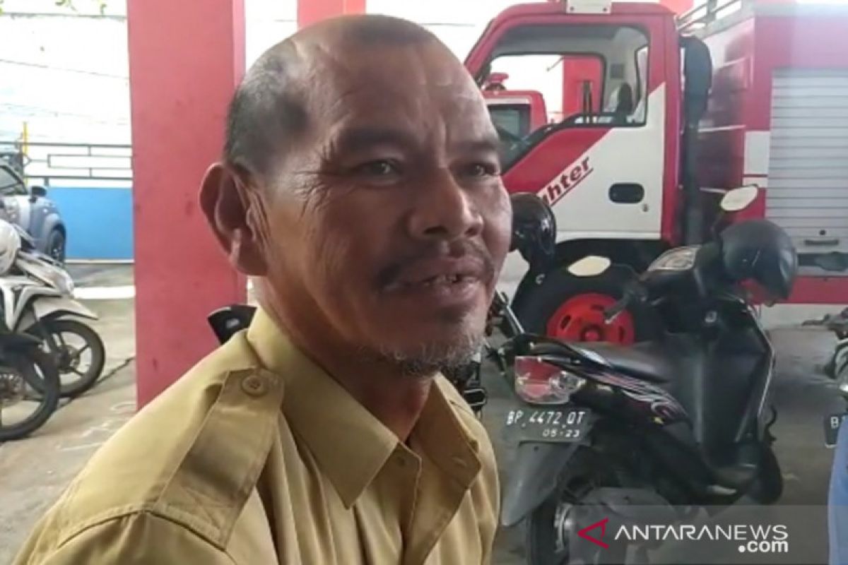 Novianto lapor Damkar cincin di jari tak bisa dilepas