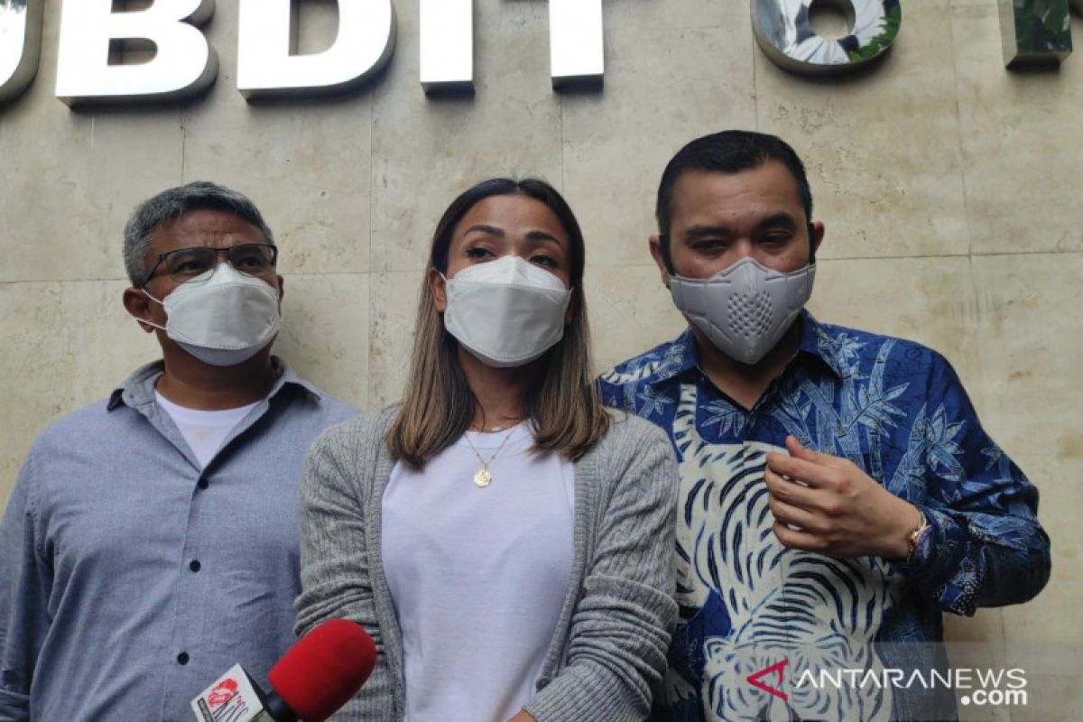 Nirina Zubir mengaku rugi Rp17 miliar akibat ulah mafia tanah