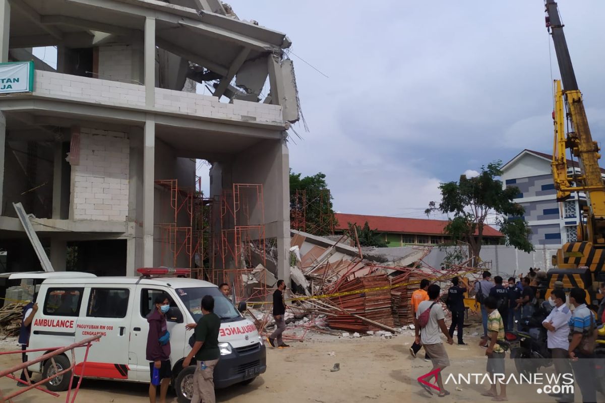 Gedung SMAN roboh saat proses perbaikan