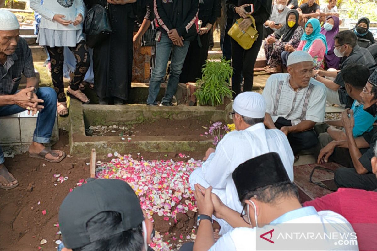 Pemakaman jenazah penyiar Max Sopacua diwarnai isak tangis keluarga