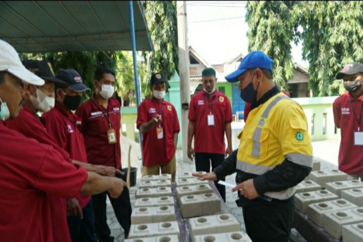 Semen Gresik dan ESDM Jateng berdayakan warga Grobogan bikin bata "interlock"