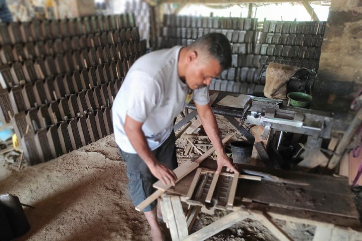 PLN NTT latih warga sekitar PLTP Mataloko produksi bahan bangunan