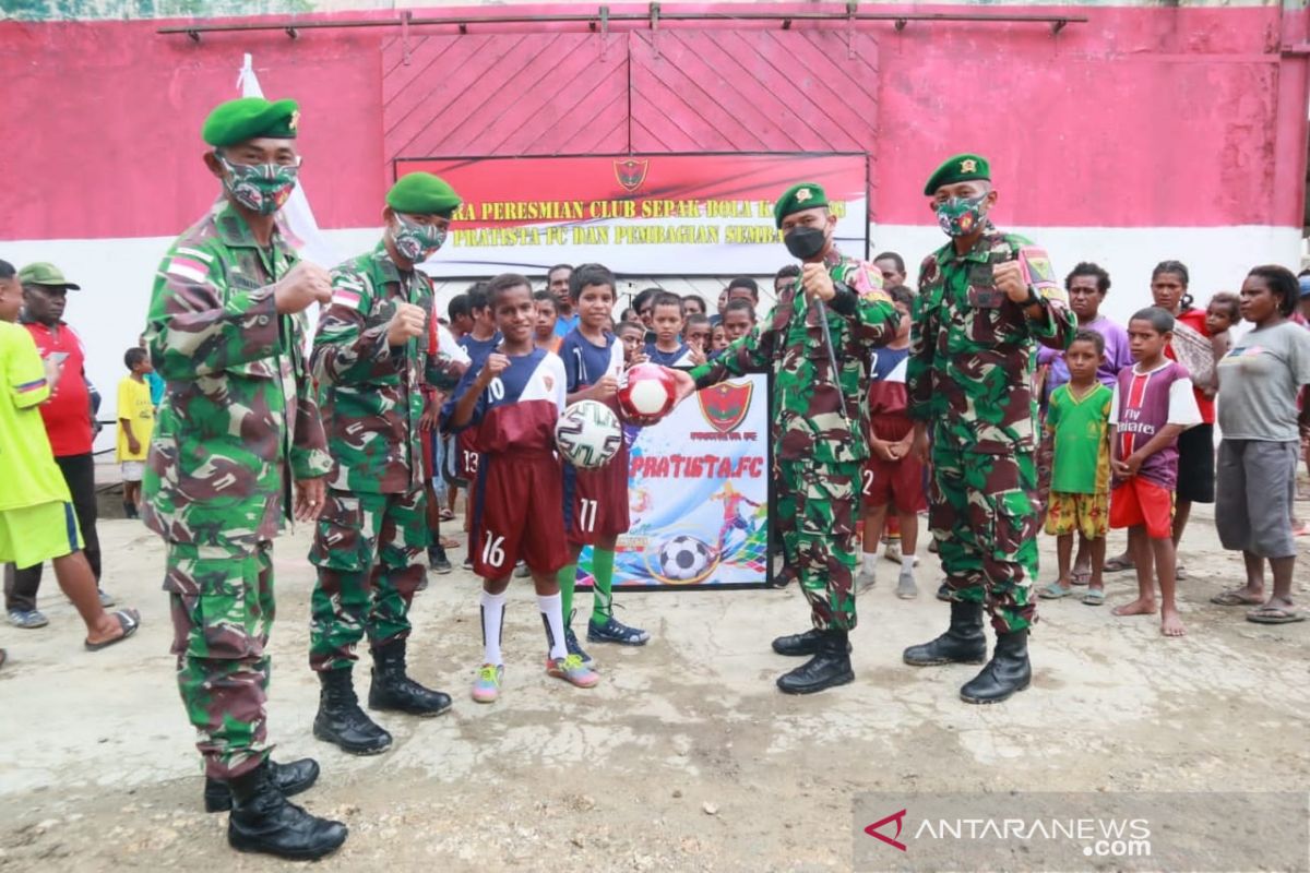 Satgas TNI Yonif 403 resmikan klub sepakbola anak perbatasan Pratista FC