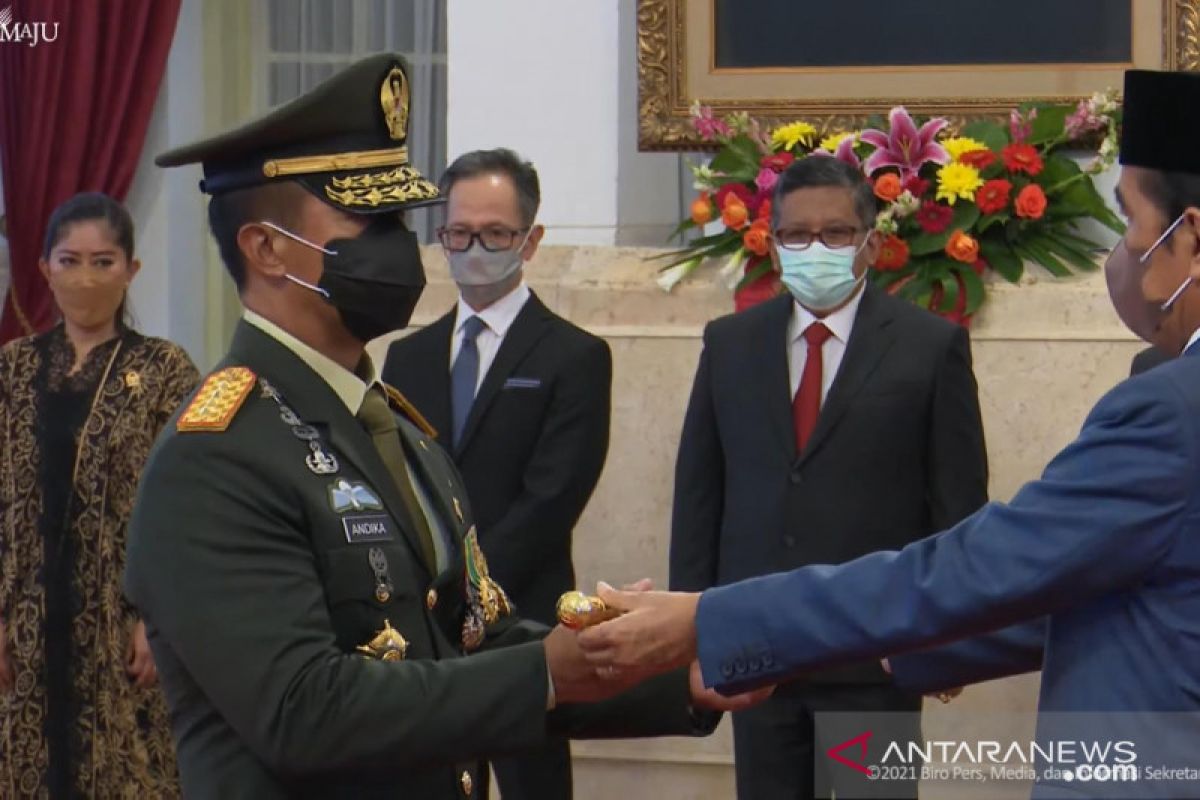 Presiden Joko Widodo lantik Jenderal Andika Perkasa sebagai Panglima TNI