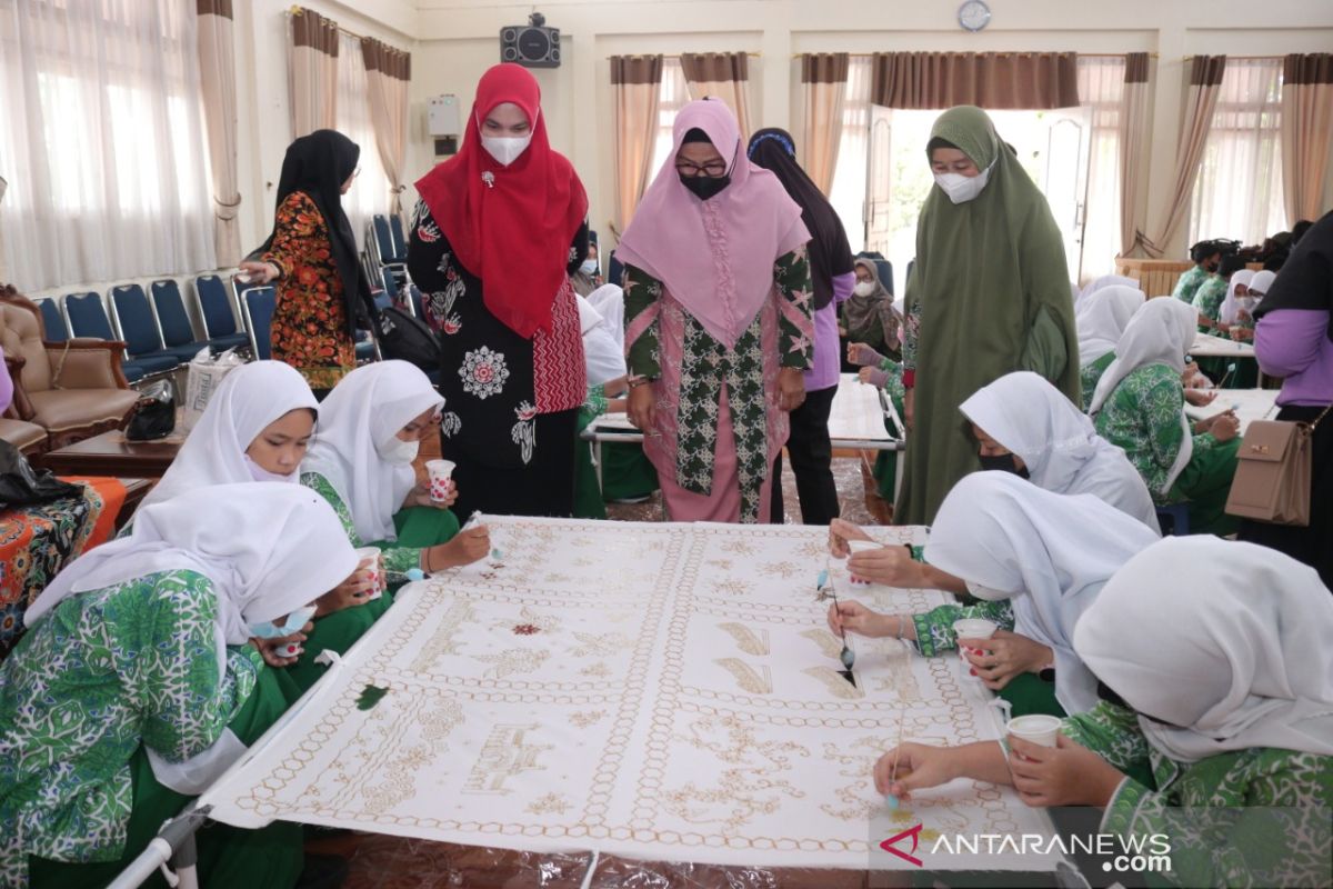 SMP Al Azhar 37 Pekanbaru belajar membatik di Dekranasda Siak