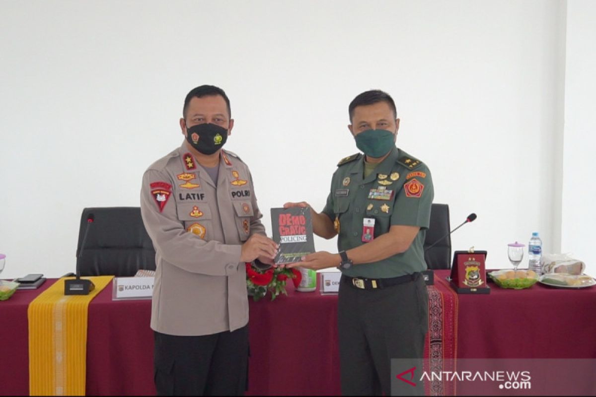 Kapolda NTT sumbang ratusan buku untuk Unhan RI di perbatasan