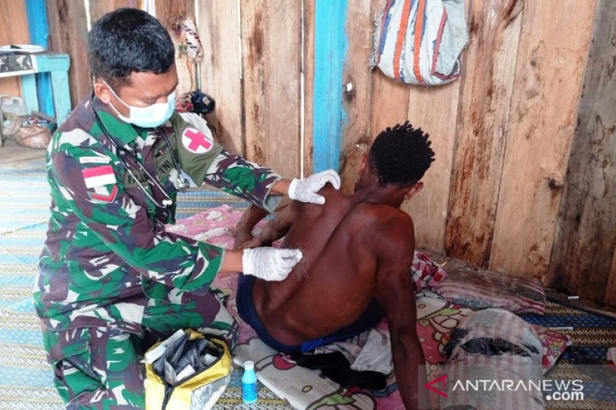 Satgas TNI Yonif 403 layani pengobatan secara keliling warga perbatasan RI-PNG