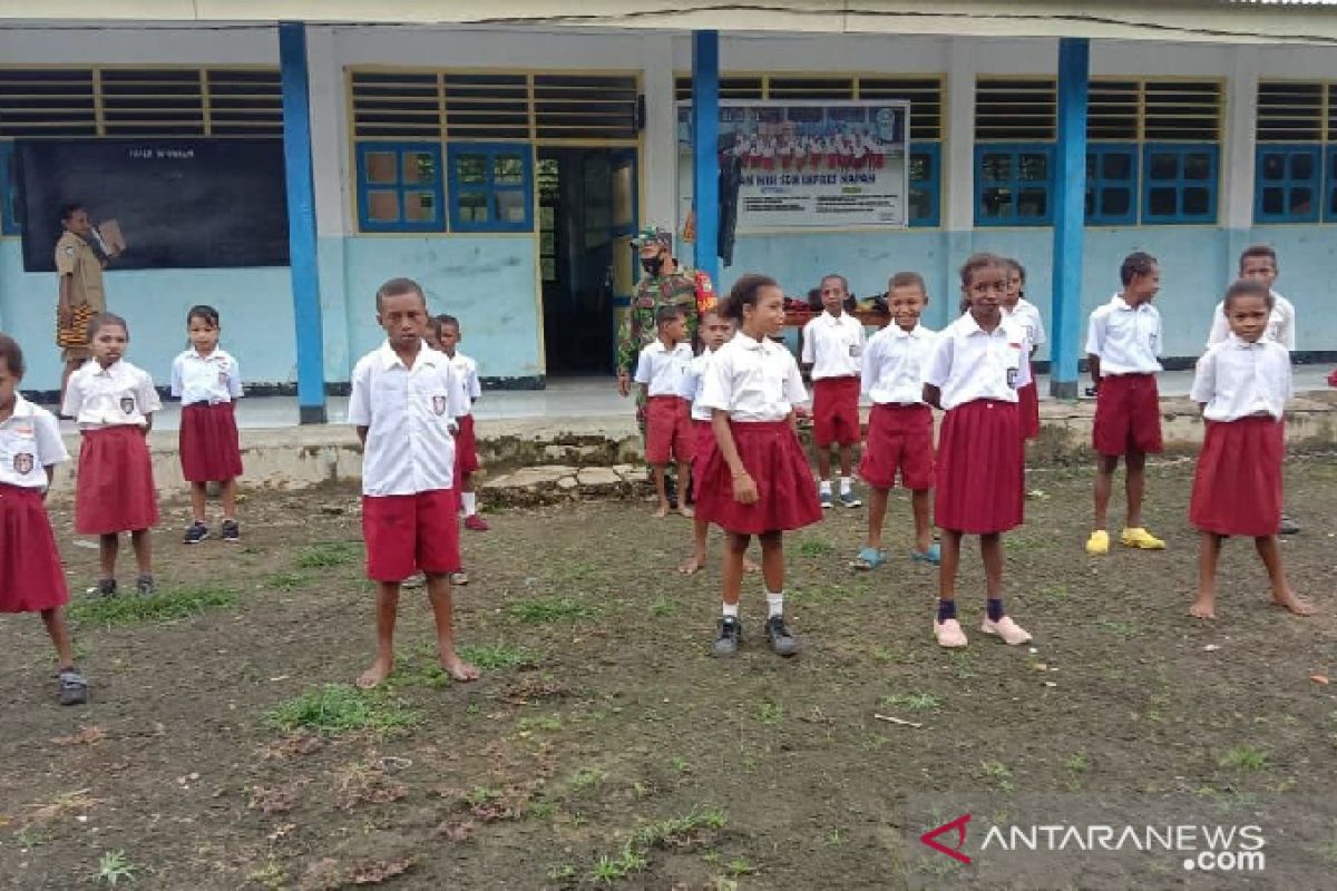 TNI latih baris berbaris siswa SDN Inpres Waenami Nabire Papua