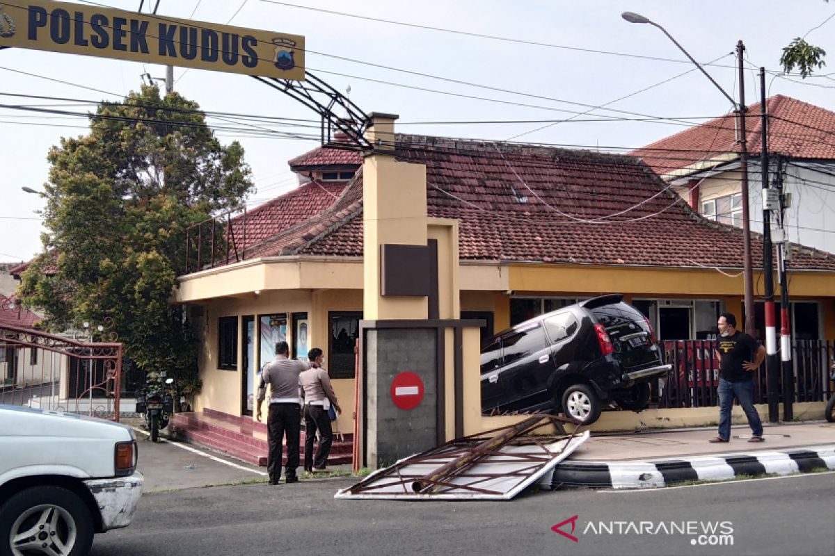 Avanza tabrak pagar Kantor Polsek Kudus