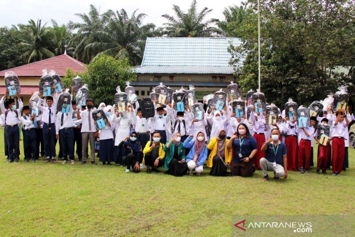 PT Sari Dumai Sejati (Apical Group) bantu 108 anak berprestasi Dumai