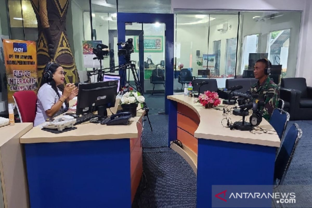 Satgas TNI Yonif 403  berbagi pengalaman tugas perbatasan dengan RRI