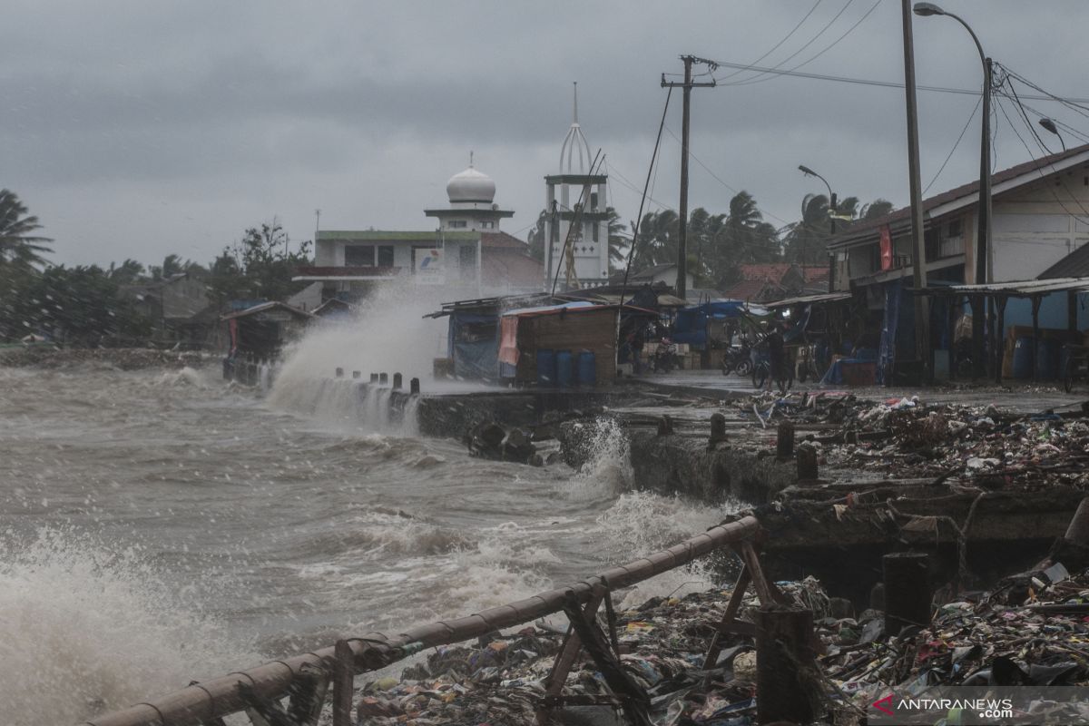 BMKG : Waspadai gelombang tinggi hingga 6 meter pada 3-4 Desember