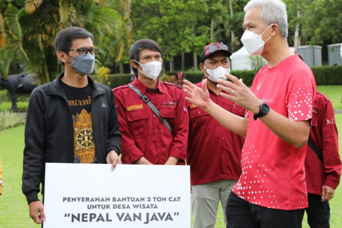 Ganjar bantu 2 ton cat percantik dusun Nepal van Java