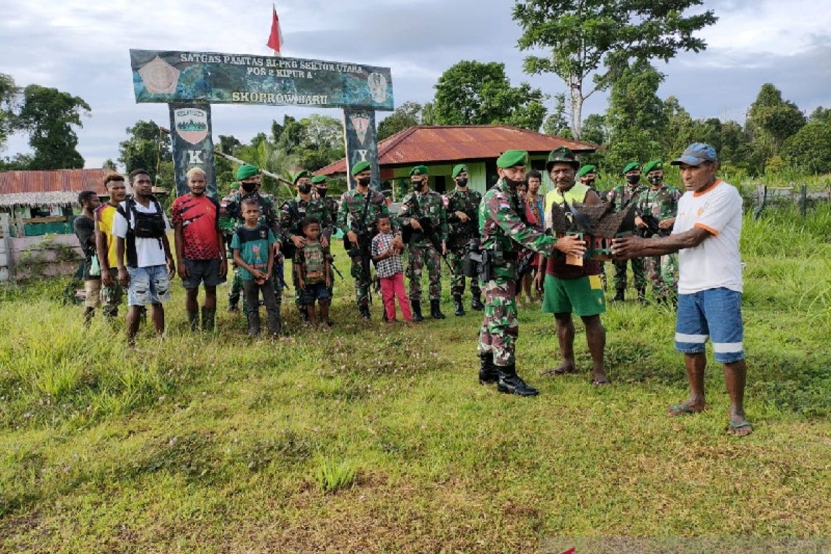 Satgas TNI Yonif 131 berikan cendera mata tokoh adat perbatasan