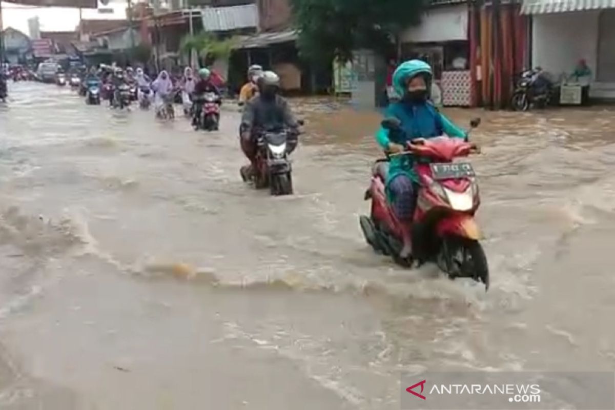 Tanggul Sungai Dawe jebol, Mejobo Kudus terendam banjir