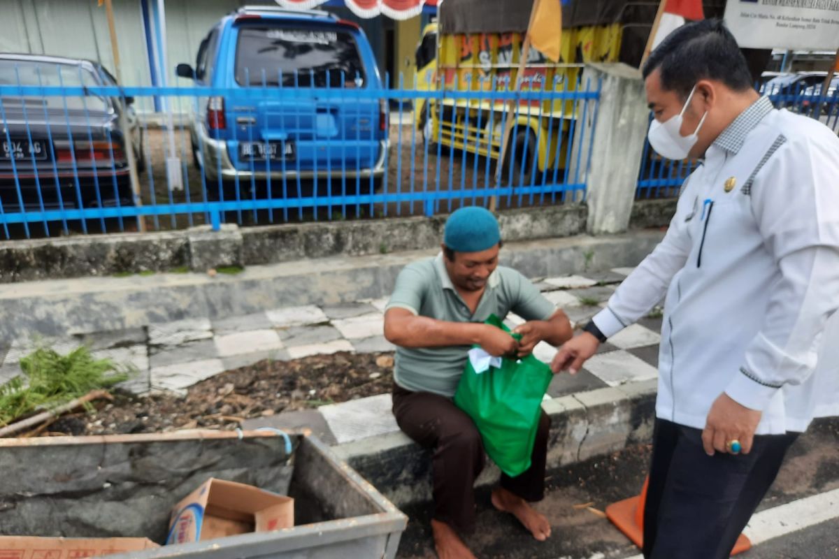 Kakanwil Kemenag bagikan sembako bagi warga terdampak pandemi