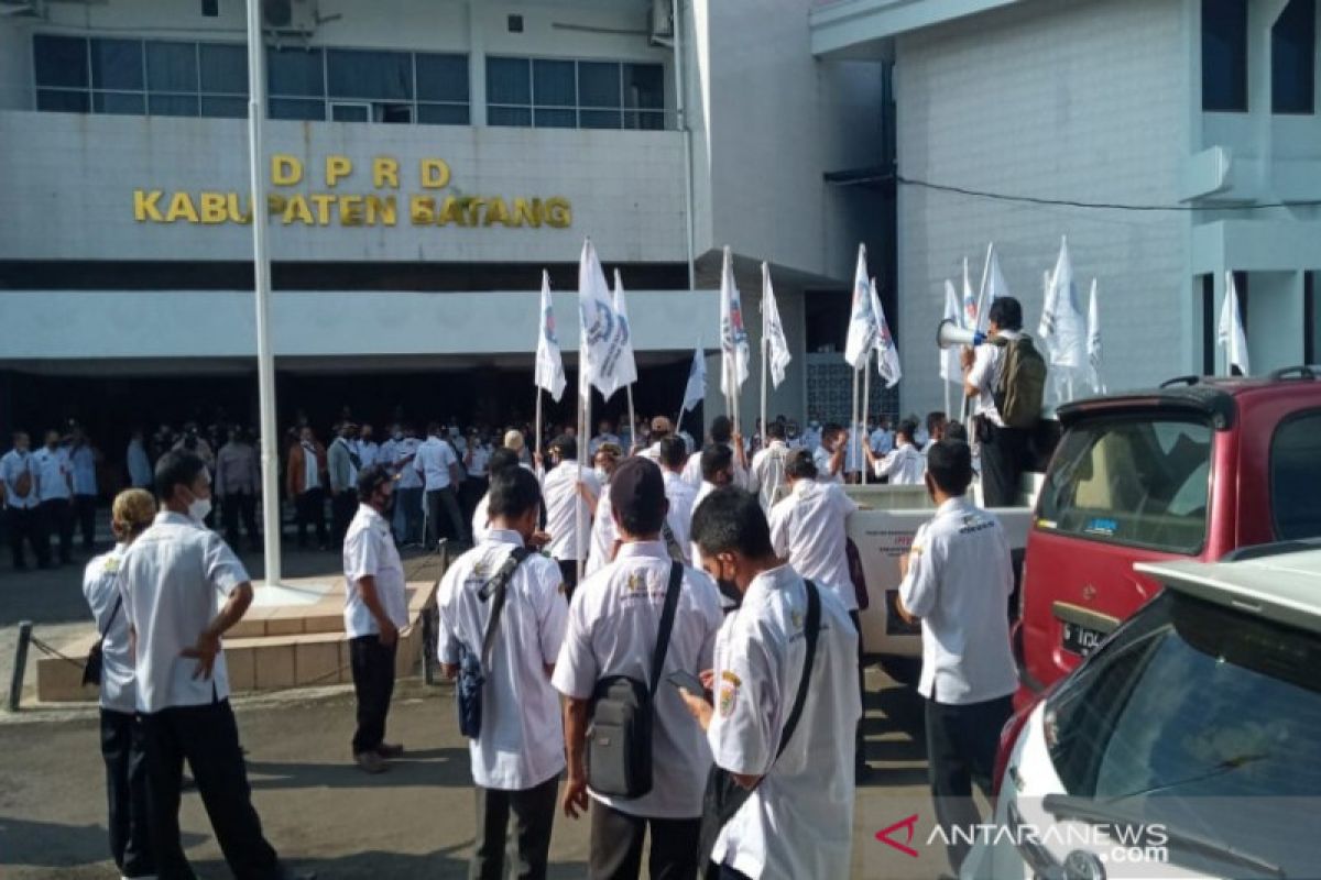 Sejumlah perangkat desa di Batang tolak syarat pendidikan SMA