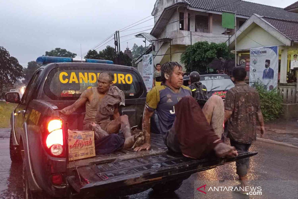 Sebanyak 2 helikopter dan 3 kompi TNI dikerahkan evakuasi korban erupsi Semeru