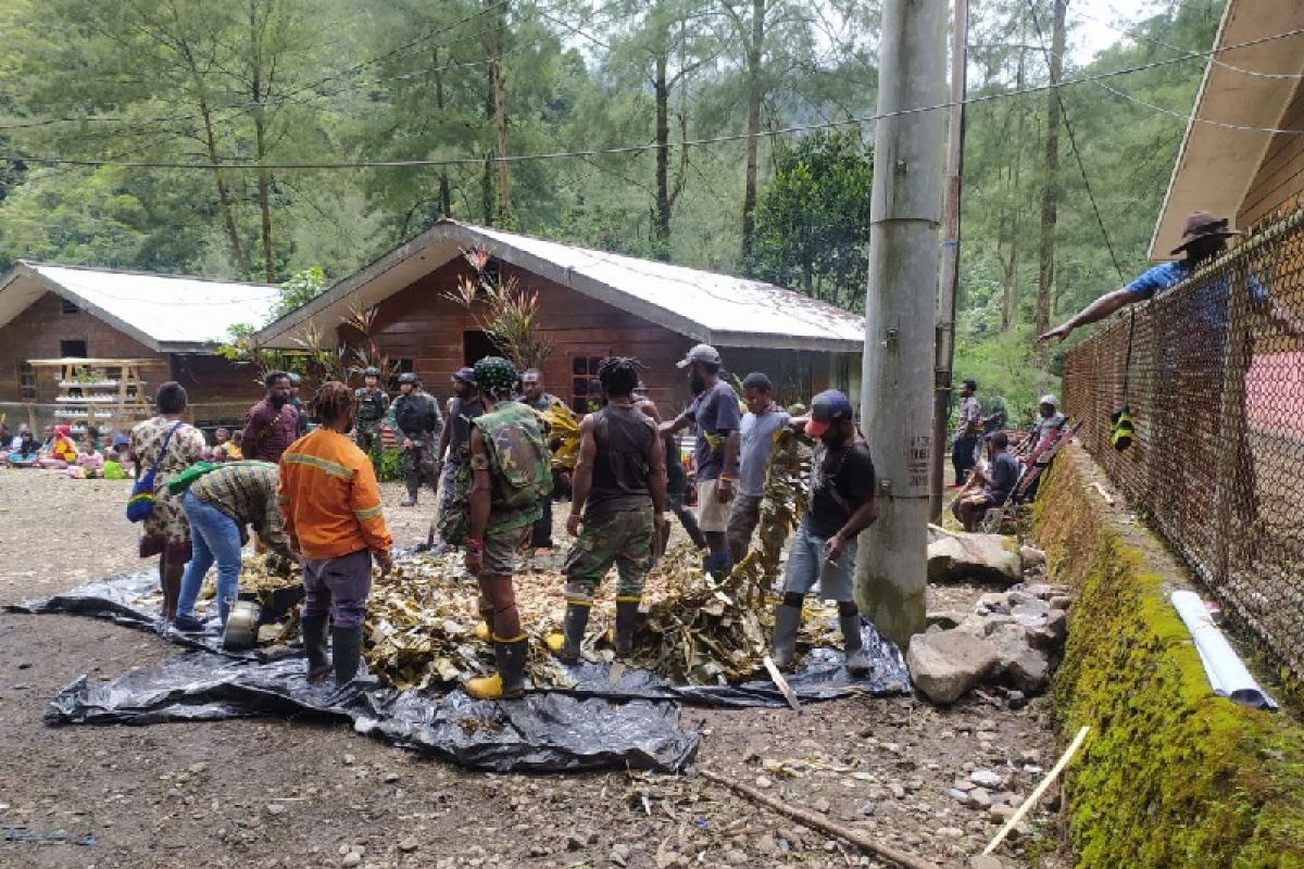 TNI/Polri bersama warga Banti Papua adakan acara bakar batu sambut Natal