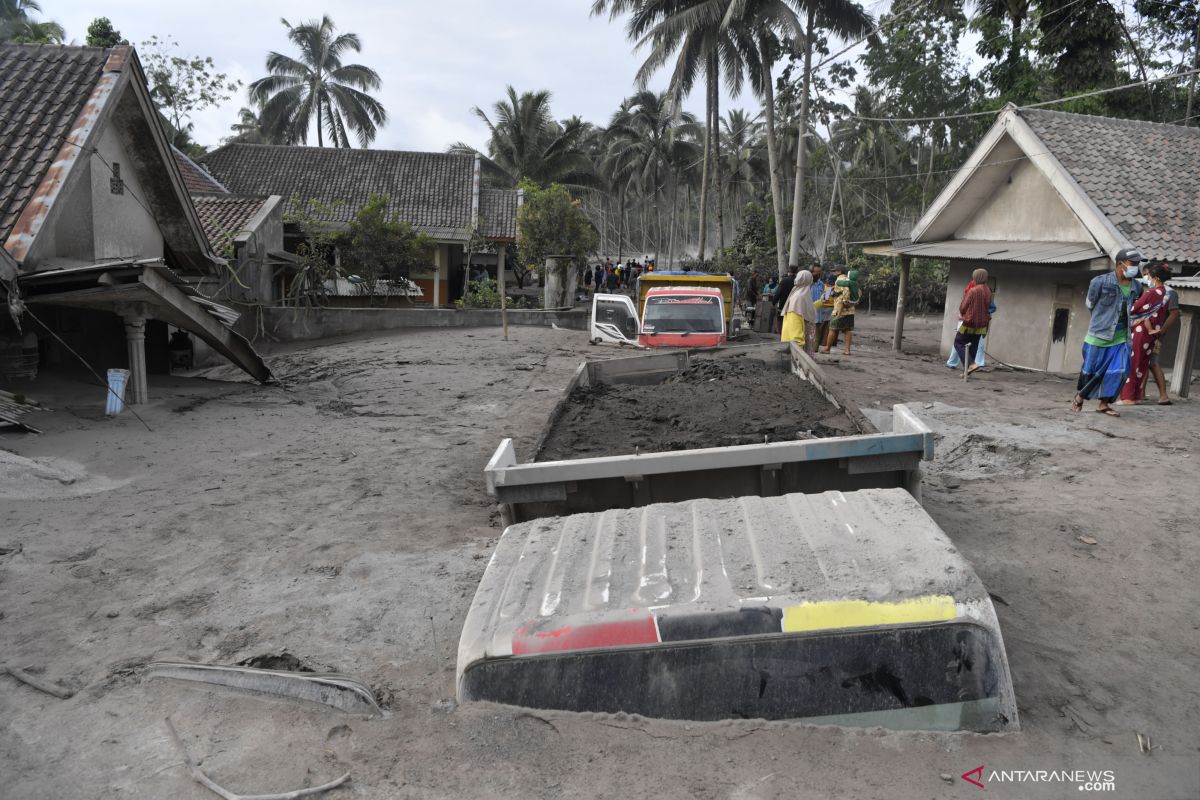 Warga padati kampung yang bagian wilayahnya tertimbun abu Semeru