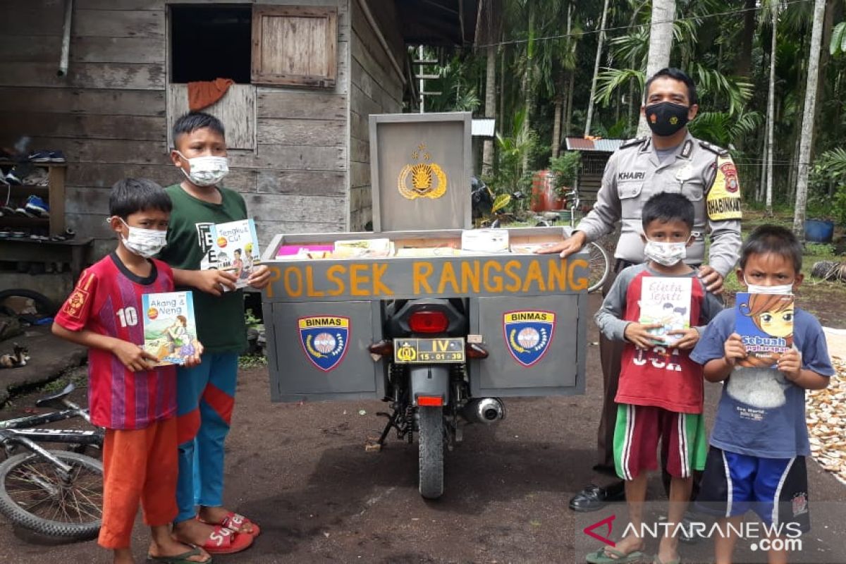 Inspiratif, polisi di Meranti ini sulap motor dinas jadi perpustakaan keliling