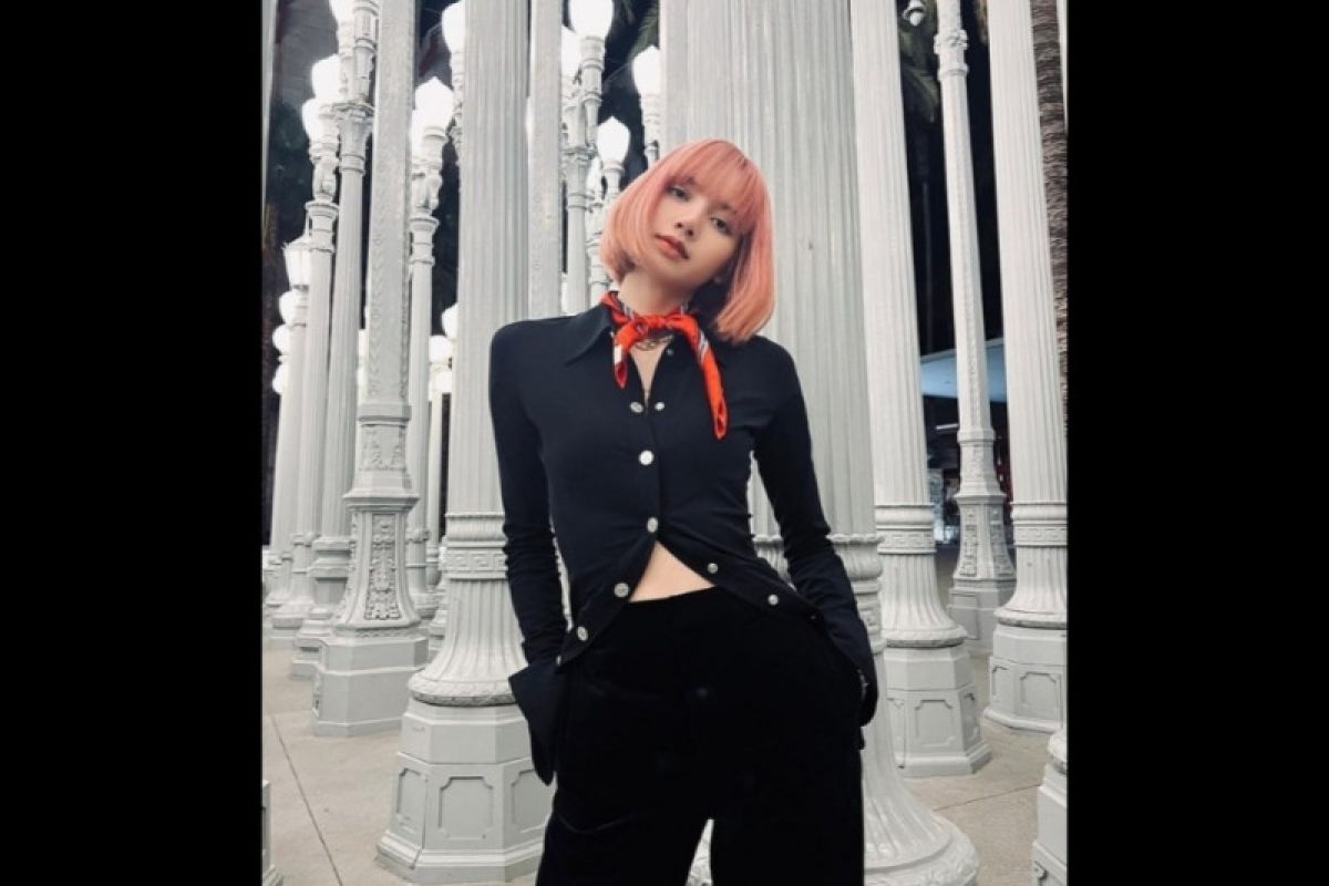 Lisa BLACKPINK membuat debut di 'runaway' untuk Celine