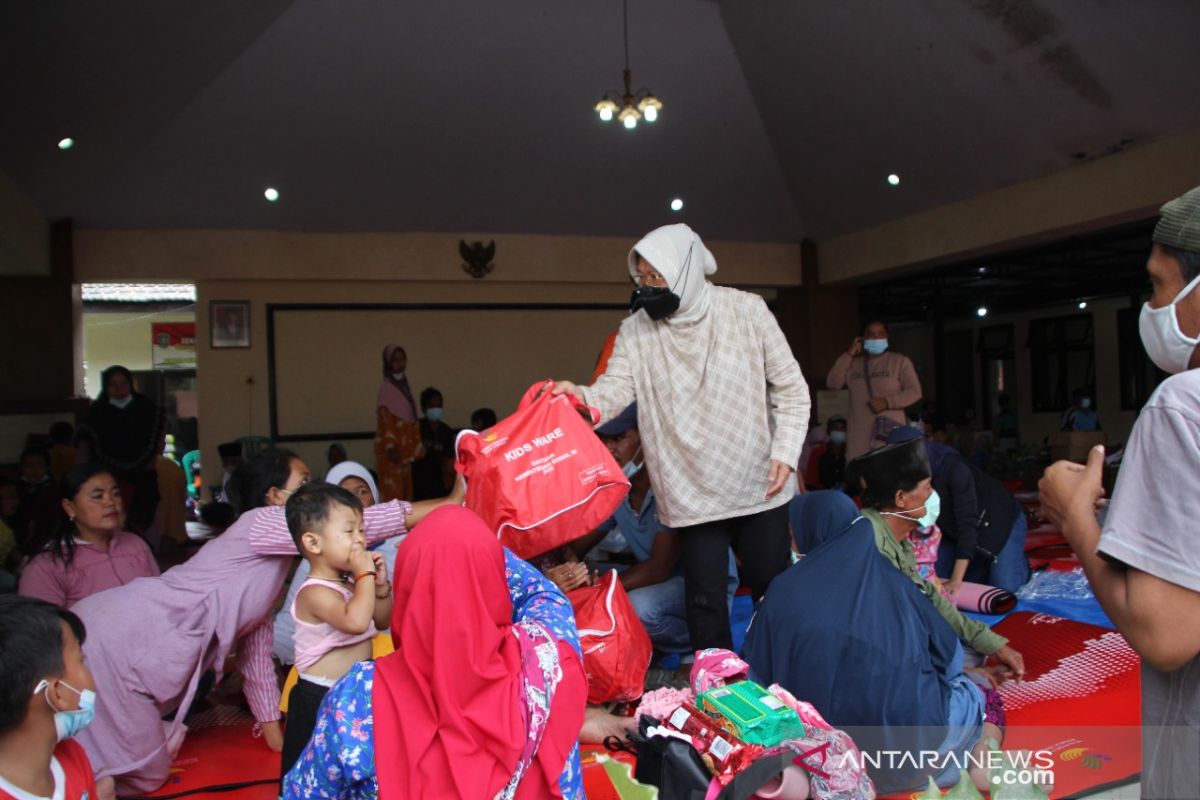 Mensos tinjau lokasi pengungsi Semeru di Kabupaten Lumajang  pastikan bantuan terdistribusi