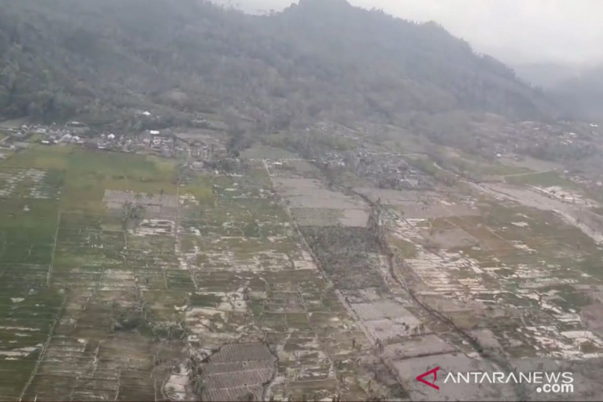 Bupati Lumajang pantau lokasi terdampak letusan Semeru dengan helikopter